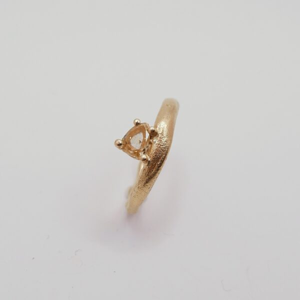 Soft wave ring with pear-cut yellow diamond - Afbeelding 3