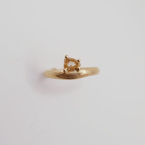 Soft wave ring with pear-cut yellow diamond - Afbeelding 4