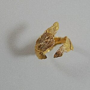 Handgemaakte organische oorbellen in sterling zilver of verguld zilver, natuur geïnspireerd. Veertjes. Handmade organic unique jewelry nature inspired