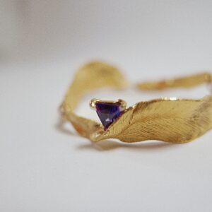 Handgemaakte organische oorbellen in sterling zilver of verguld zilver, natuur geïnspireerd. Veertjes. Handmade organic unique jewelry nature inspired