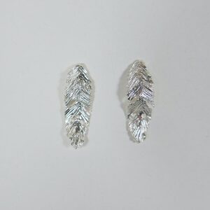 Handgemaakte organische oorbellen in sterling zilver of verguld zilver, natuur geïnspireerd. Veertjes