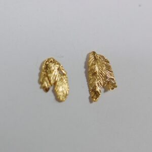 Handgemaakte organische oorbellen in sterling zilver of verguld zilver, natuur geïnspireerd. Veertjes