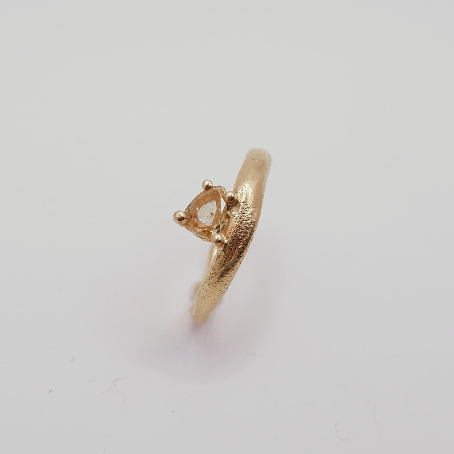 Soft wave ring with pear-cut yellow diamond - Afbeelding 3