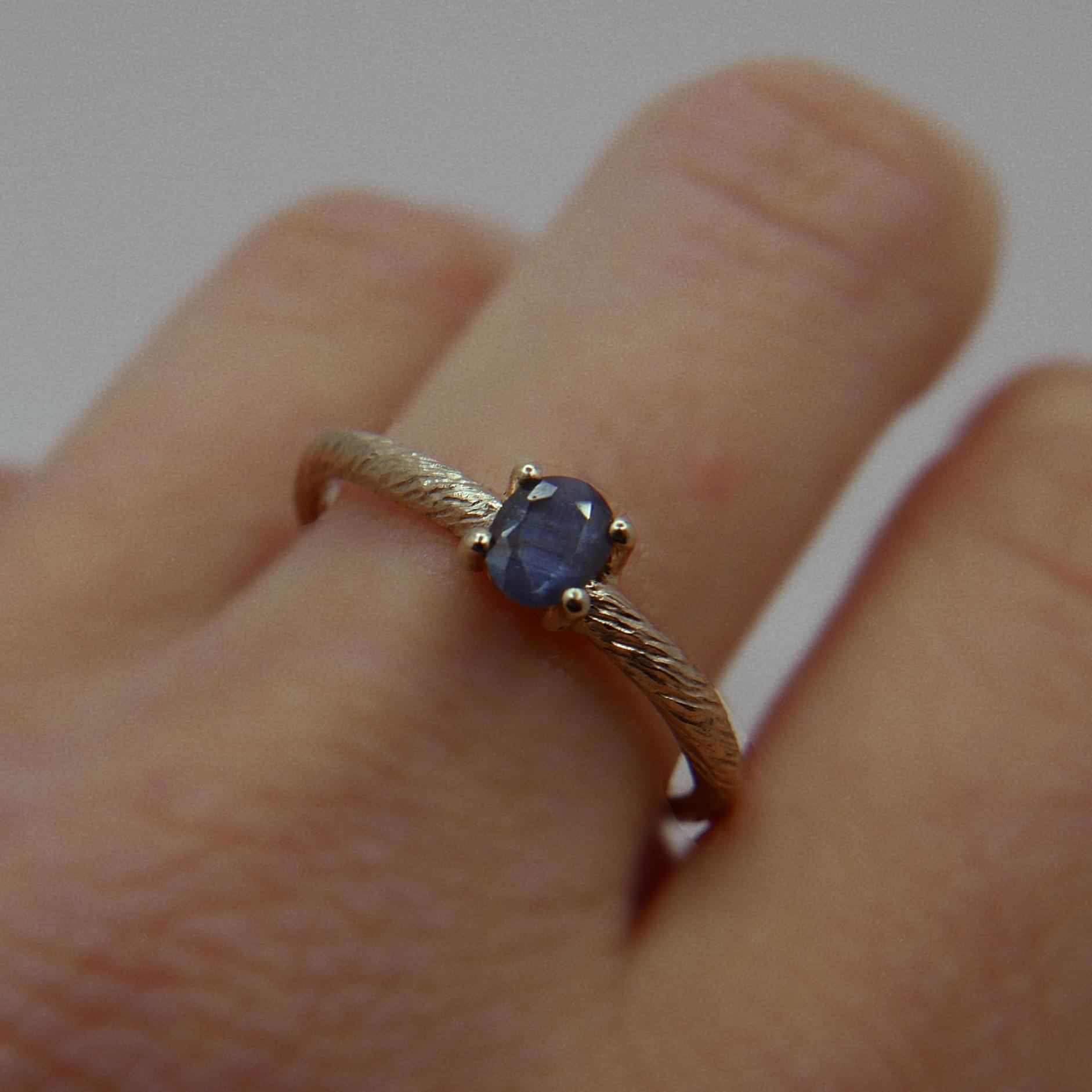 Very unique Alexandrite in 18Ct champagne gold