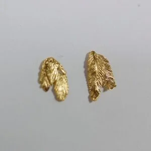 Handgemaakte organische oorbellen in sterling zilver of verguld zilver, natuur geïnspireerd. Veertjes